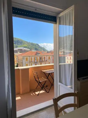 Vista generica sulle montagne o vista sulle montagne dall'interno dell'appartamento