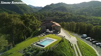 Vista generica sulle montagne o vista sulle montagne dall'interno dell'appartamento