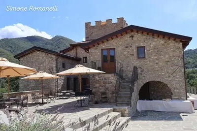 Vista generica sulle montagne o vista sulle montagne dall'interno dell'appartamento