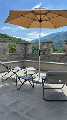 Vista generica sulle montagne o vista sulle montagne dall'interno dell'appartamento