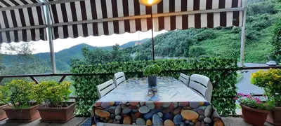 Vista generica sulle montagne o vista sulle montagne dall'interno dell'appartamento