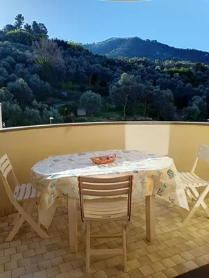 Vista generica sulle montagne o vista sulle montagne dall'interno dell'appartamento