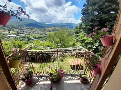 Vista generica sulle montagne o vista sulle montagne dall'interno dell'appartamento