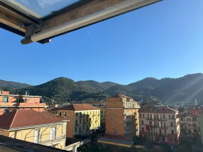 Vista generica sulle montagne o vista sulle montagne dall'interno dell'appartamento