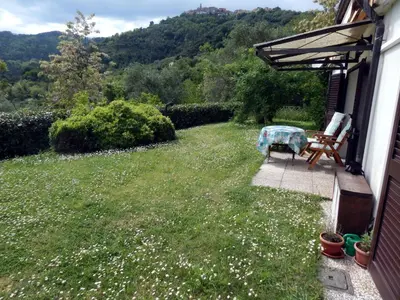 Vista generica sulle montagne o vista sulle montagne dall'interno della casa vacanze