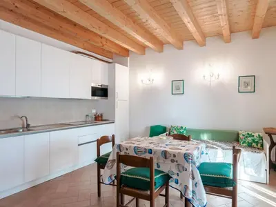 Cucina o angolo cottura di Apartment Zweizimmerwohnung mit Doppelbett und zwei Schlafsofas by Interhome