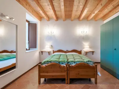 Letto o letti in una camera di Apartment Zweizimmerwohnung mit zwei Einzelbetten und Schlafsofa by Interhome