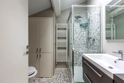 Bagno di Romantica mansarda con terrazzino sui tetti di Parma
