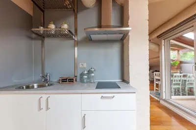 Cucina o angolo cottura di Romantica mansarda con terrazzino sui tetti di Parma