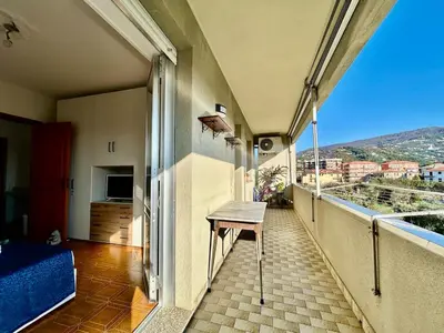 Vista generica sulle montagne o vista sulle montagne dall'interno dell'appartamento