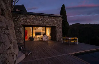 Vista generica sulle montagne o vista sulle montagne dall'interno della villa