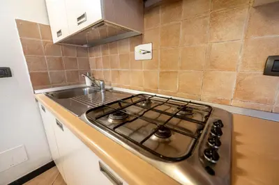 Cucina o angolo cottura di 333 - Residence Montebello Bilocale A, Relax nel verde con Piscina