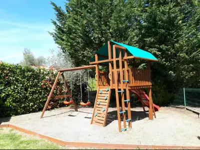 Area giochi per bambini di 333 - Residence Montebello Bilocale A, Relax nel verde con Piscina