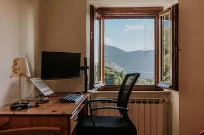 Vista generica sulle montagne o vista sulle montagne dall'interno della casa vacanze