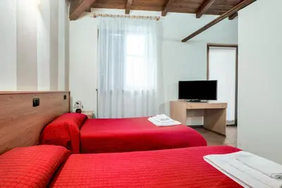 TV o dispositivi per l'intrattenimento presso 336 - Residence Montebello Monolocale D, Relax nel verde con Piscina