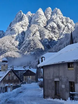 Vista generica sulle montagne o vista sulle montagne dall'interno dell'appartamento