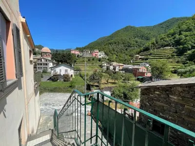 Vista generica sulle montagne o vista sulle montagne dall'interno dell'appartamento