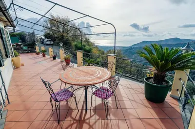 Paesaggio naturale nelle vicinanze della villa