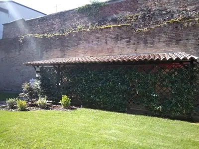 Giardino di A Casa di Fede&Ele all'interno delle mura romane