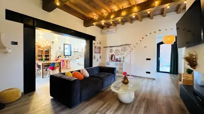 Area soggiorno di Private Pool Villa in the Heart of Motor Valley