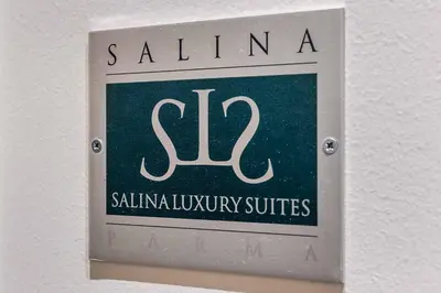 Certificato, attestato, insegna o altro documento esposto da Salina Luxury Suites