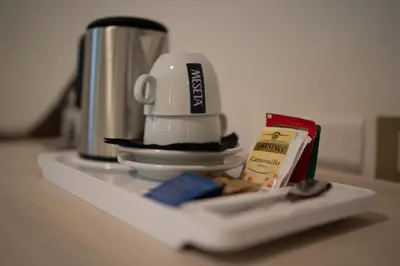 Set per la preparazione di tè e caffè presso Hotel Donatello