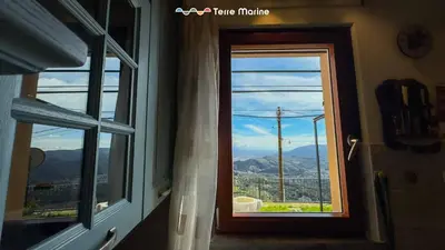 Vista generica sulle montagne o vista sulle montagne dall'interno dell'appartamento