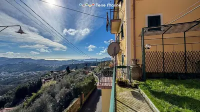 Vista generica sulle montagne o vista sulle montagne dall'interno dell'appartamento