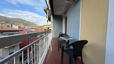 Vista generica sulle montagne o vista sulle montagne dall'interno dell'appartamento
