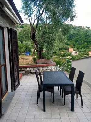 Vista generica sulle montagne o vista sulle montagne dall'interno dell'appartamento