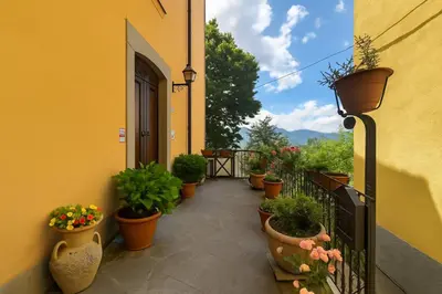 Vista generica sulle montagne o vista sulle montagne dall'interno dell'appartamento