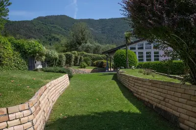 Vista generica sulle montagne o vista sulle montagne dall'interno della villa