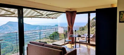 Vista generica sulle montagne o vista sulle montagne dall'interno della casa vacanze