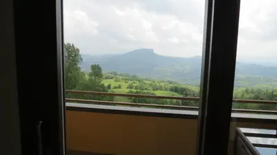 Vista generica sulle montagne o vista sulle montagne dall'interno dell'aparthotel