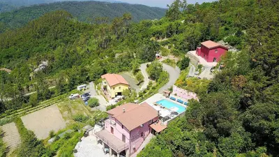 Vista generica sulle montagne o vista sulle montagne dall'interno dell'agriturismo