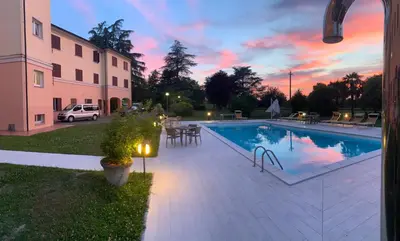 Piscina di Hotel Le Ville o nelle vicinanze