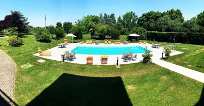 Piscina di Hotel Le Ville o nelle vicinanze