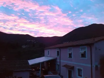 Vista generica sulle montagne o vista sulle montagne dall'interno dell'agriturismo