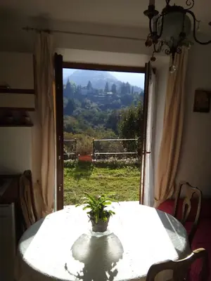 Vista generica sulle montagne o vista sulle montagne dall'interno dell'agriturismo