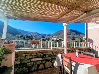 Vista generica sulle montagne o vista sulle montagne dall'interno dell'agriturismo