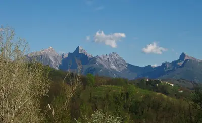 Vista generica sulle montagne o vista sulle montagne dall'interno dell'agriturismo