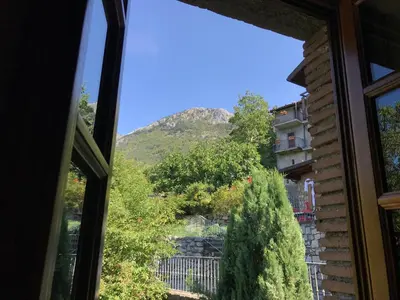 Vista generica sulle montagne o vista sulle montagne dall'interno dell'hotel