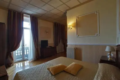 Letto o letti in una camera di Grand Hotel Regina Salsomaggiore
