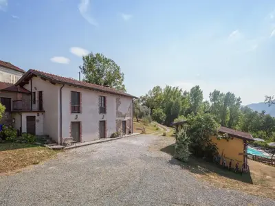 Vista generica sulle montagne o vista sulle montagne dall'interno della casa vacanze