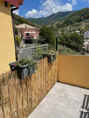 Vista generica sulle montagne o vista sulle montagne dall'interno dell'appartamento