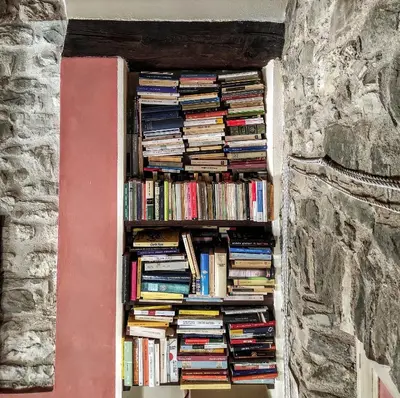 Biblioteca nella casa vacanze