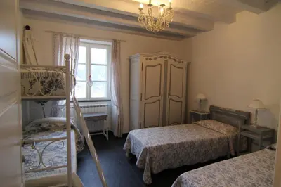 Letto o letti in una camera di 5 Lands Yellow Cottage