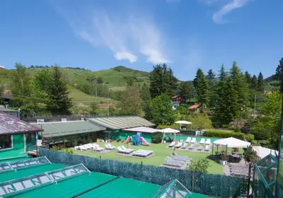 Vista generica sulle montagne o vista sulle montagne dall'interno dell'agriturismo