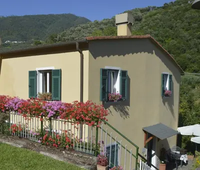 Vista generica sulle montagne o vista sulle montagne dall'interno dell'agriturismo