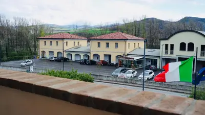 Vista generica sulle montagne o vista sulle montagne dall'interno dell'hotel